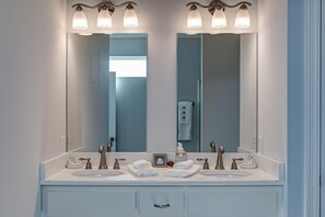 Ferienhaus, Mehrere Betten (The Blue Crab - 2432 Bienville) | Badezimmer