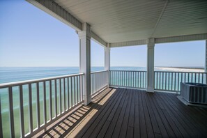 Talo, useita sänkyjä (Shamrock Shores Bottom - 2941 Bien) | Parveke