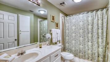 Condo, Multiple Beds (Footprints In The Sand-Inn 112) | Bathroom