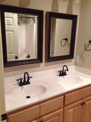 House, Multiple Beds (Southern Breeze - 103 Vaca Ct) | Bathroom
