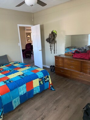 4 slaapkamers, een strijkplank/strijkijzer, wifi, beddengoed