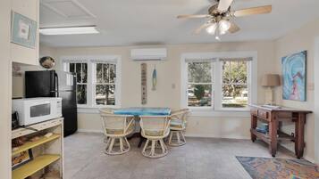 House, 1 Queen Bed (Surf Shack - 1013 Cadillac) | Private kitchen