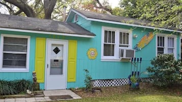 House, 1 Queen Bed (Surf Shack - 1013 Cadillac) | Exterior