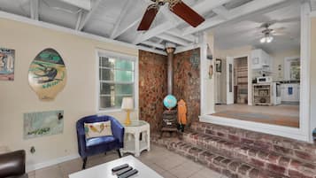 House, 1 Queen Bed (Surf Shack - 1013 Cadillac) | Living room