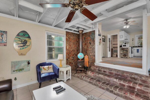 單棟房屋, 1 張加大雙人床 (Surf Shack - 1013 Cadillac) | 客廳