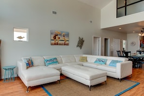 House, Multiple Beds (Wave Louder - 105 Spanish Ct) | Living room