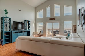 Huis, meerdere bedden (Wave Louder - 105 Spanish Ct) | Woonkamer