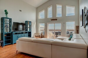 Casa, várias camas (Wave Louder - 105 Spanish Ct) | Sala de estar