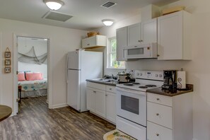 House, 2 Double Beds (Coconut Cottage - 1109 Chaumont) | Private kitchen - Coconut Cottage - 1109 Chaumont (Dauphin Island)