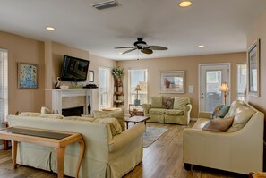 House, Multiple Beds (Island Escape - 105 Vargas Ct) | Living room
