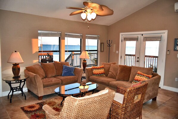 House, Multiple Beds (Knee Deep - 105 Shell Ct) | Living room