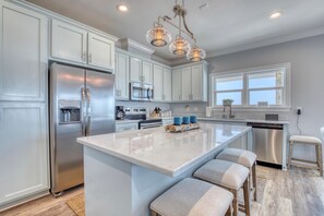 House, Multiple Beds (Endless Possibilities-1809 Bie) | Private kitchen