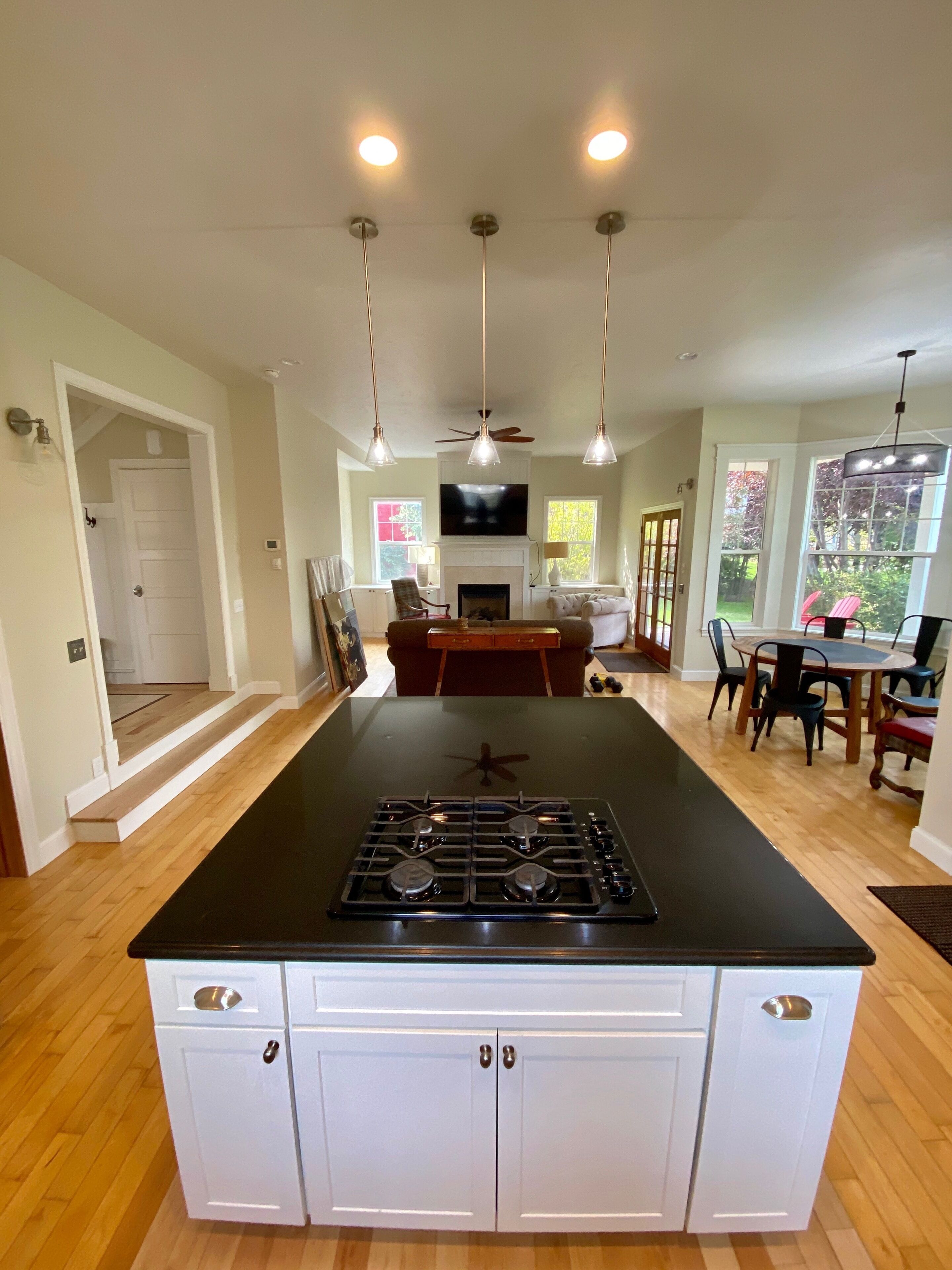 Amazing Four Season Modern Farmhouse with Mountain Views and Hot Tub 