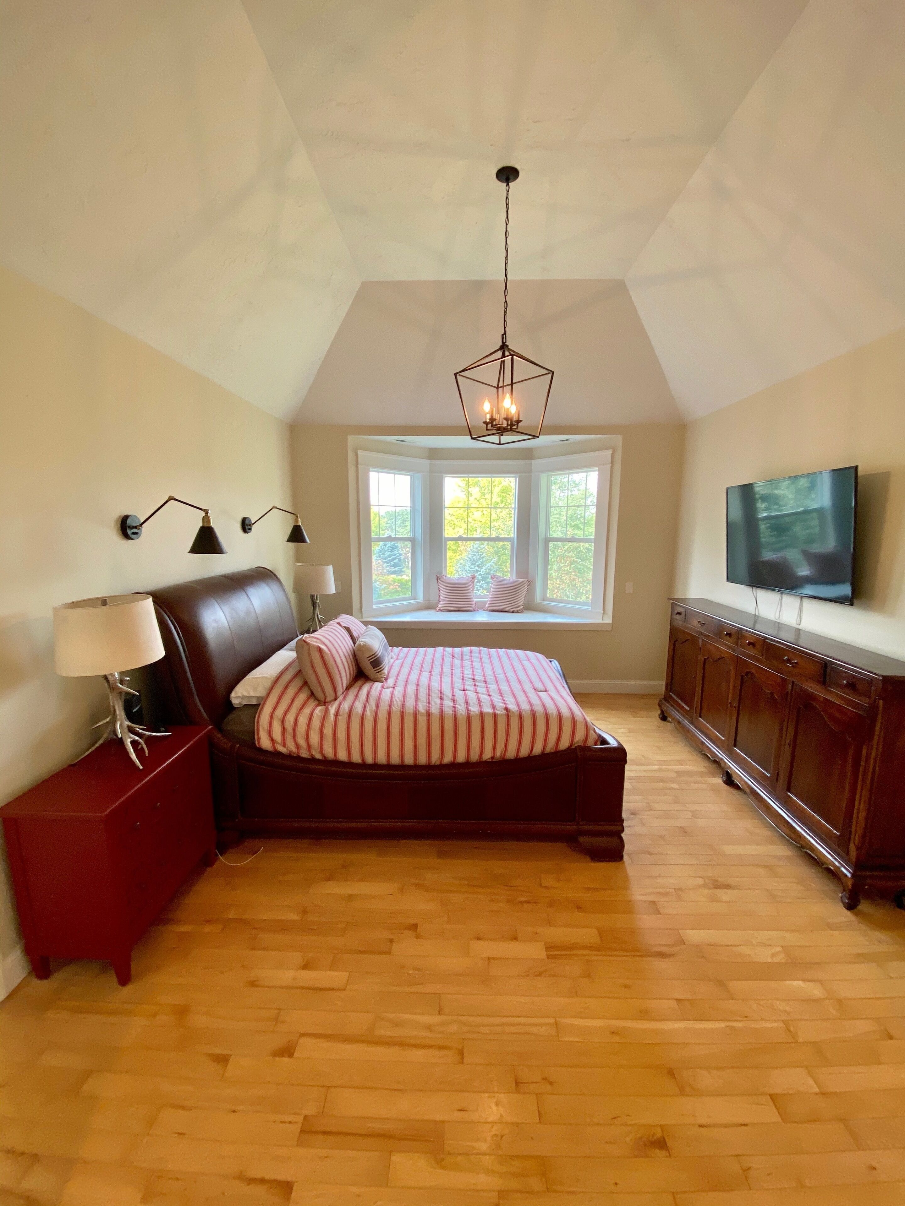 Amazing Four Season Modern Farmhouse with Mountain Views and Hot Tub 