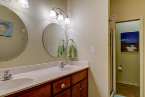 House, Multiple Beds (La Retraite - 806 Itasca) | Bathroom