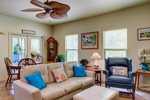House, Multiple Beds (La Retraite - 806 Itasca) | Living room