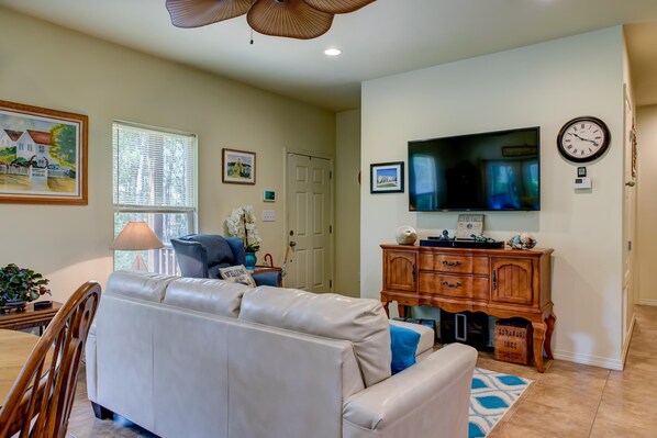 House, Multiple Beds (La Retraite - 806 Itasca) | Living room