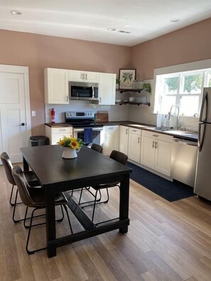 Jääkaappi, mikroaaltouuni, uuni, liesi