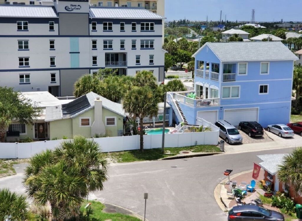 1/2 Acre Oceanfront Property-Pool, Private Beach Access, 8br, 17 Beds, Sleeps 24