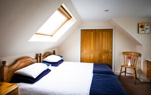 Cottage | 3 bedrooms, iron/ironing board, free WiFi, bed sheets - Comfy 3-bedroom Cottage in Newtonmore, Cairngorms (Newtonmore)