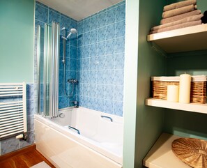 Casa de campo | Baño | Tina con regadera, tina profunda, secadora de cabello, toallas 