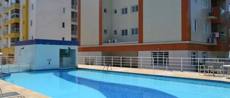 Een buitenzwembad, een verwarmd zwembad