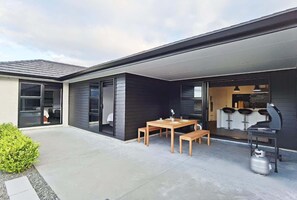 Outdoor dining - House of Hope | Executive Home with Spa Pool (Rotorua)