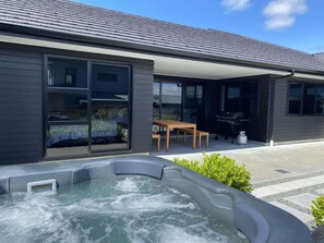 Outdoor dining - House of Hope | Executive Home with Spa Pool (Rotorua)