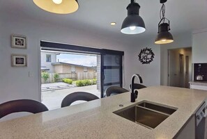 Fridge, microwave, oven, stovetop - House of Hope | Executive Home with Spa Pool (Rotorua)