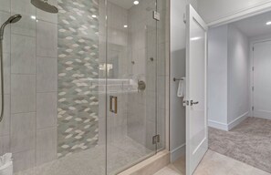 Ensemble douche/baignoire, sèche-cheveux, serviettes fournies
