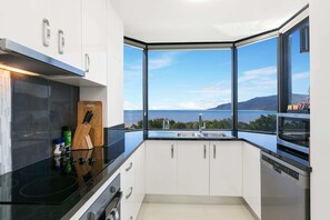 Jääkaappi, mikroaaltouuni, uuni, liesi