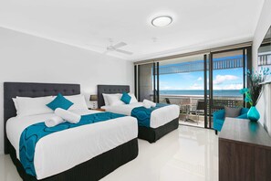 2 makuuhuonetta, työpöytä, silitysrauta/-lauta, vauvan matkasänky