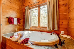 Badewanne, Whirlpool, Handtücher, Toilettenpapier