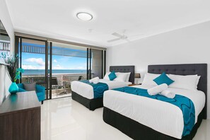 2 makuuhuonetta, työpöytä, silitysrauta/-lauta, vauvan matkasänky