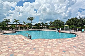 Una piscina al aire libre, una piscina climatizada