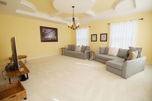 TV, DVD player, stereo - 8119 Luxury big family vacation home on golf course (Bradenton)