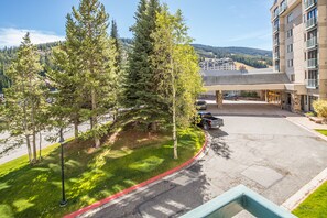 Property grounds - Ski in/out w/great views, amazing location, shared pool/hot tub, & fireplace - Shoshone Slopeside (Big Sky)