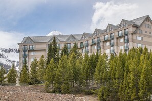 Exterior - Ski in/out w/great views, amazing location, shared pool/hot tub, & fireplace - Shoshone Slopeside (Big Sky)