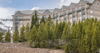 Ski in/out w/great views, amazing location, shared pool/hot tub, & fireplace - Shoshone Slopeside