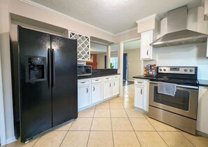 Fridge, microwave, oven, stovetop - Quiet, Spacious, Pet-Friendly (Humble)