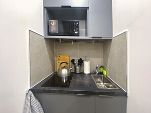 Premium Studio | Private kitchenette | Mini-fridge, microwave, stovetop, cookware/dishes/utensils - Hilltop Haven (Torquay)
