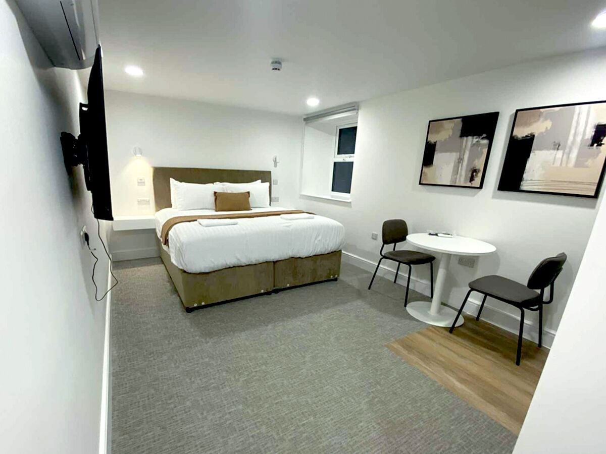 Standard Studio, 1 King Bed, Kitchenette | Iron/ironing board, free WiFi, bed sheets