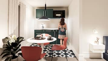 Superior-studiolejlighed | Privat køkken | Minikøleskab, mikrobølgeovn, kogeplade, køkkentøj/tallerkener/redskaber