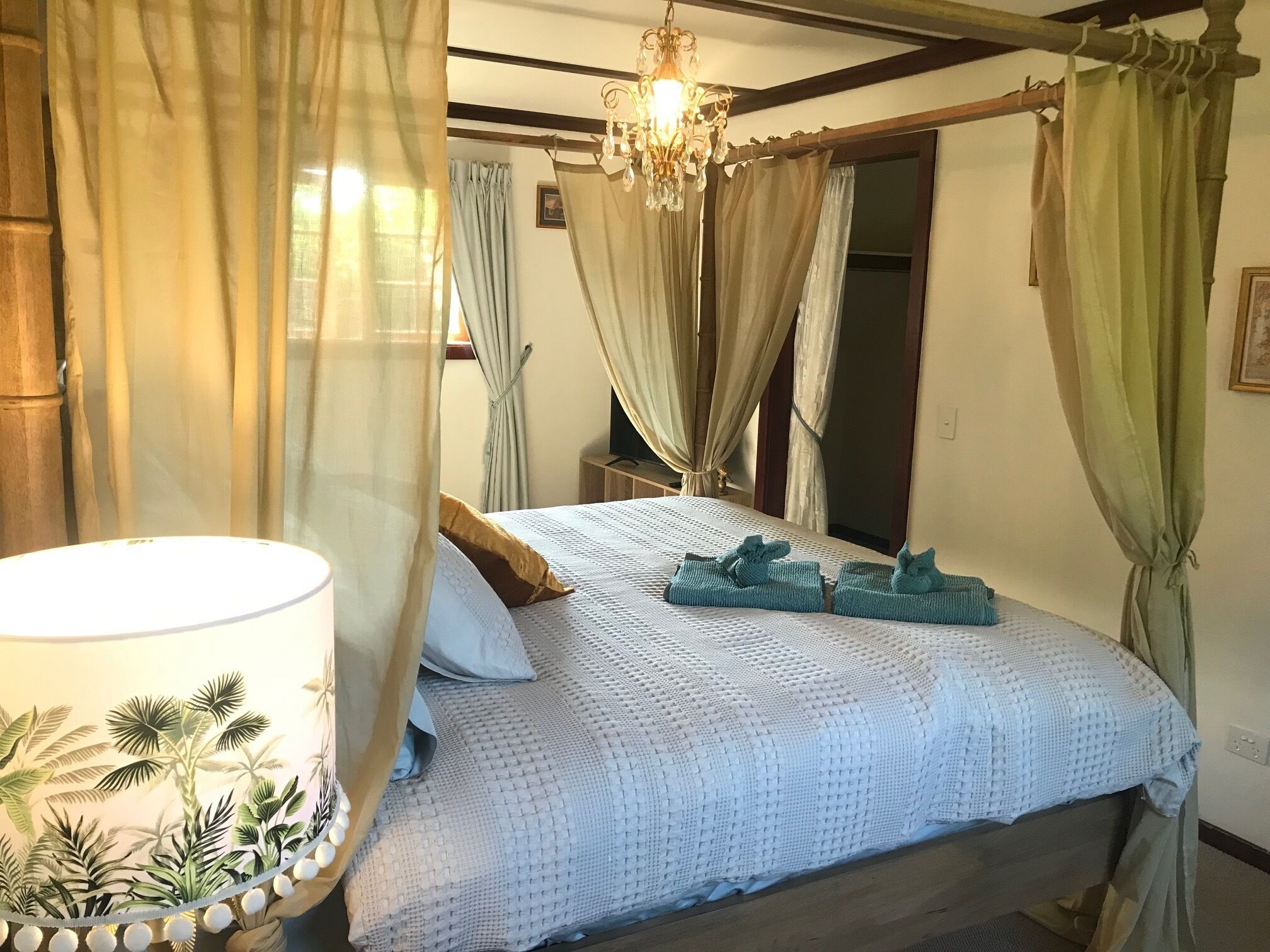 3 bedrooms, iron/ironing board, bed sheets