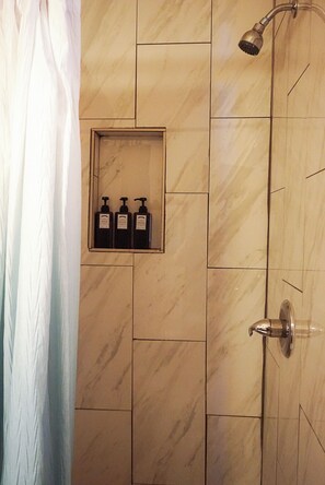 Badewanne, Haartrockner, Handtücher, Seife