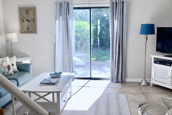 Een televisie, een dvd-speler en een tafeltennistafel