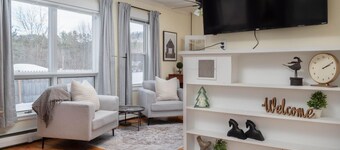 Charming Farm House- Game Room & Hot Tub, Fire Pit