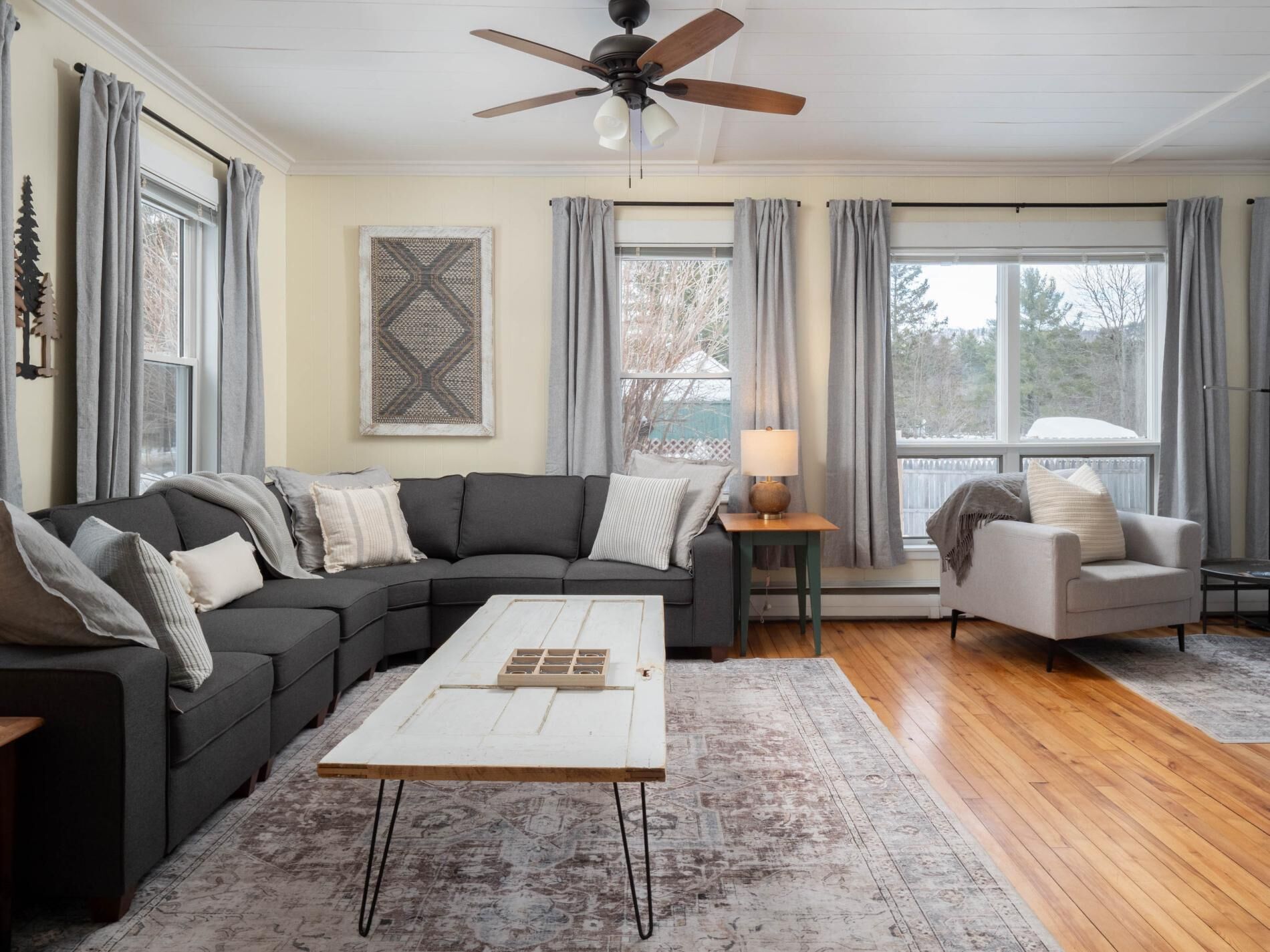 Smart-TV, Kamin, Bücher