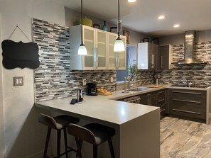 Private kitchen - "Tropical House with 4 Bed + Hot Tub + Deck +Patio" (Miami)