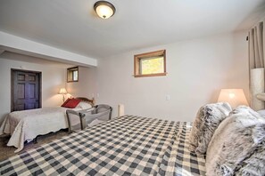 6 quartos, escrivaninha, ferros/tábuas de passar roupa, berço de viagem